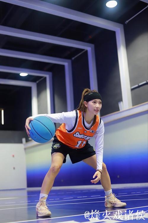 姑娘优雅转体上篮，姿态真帅气！